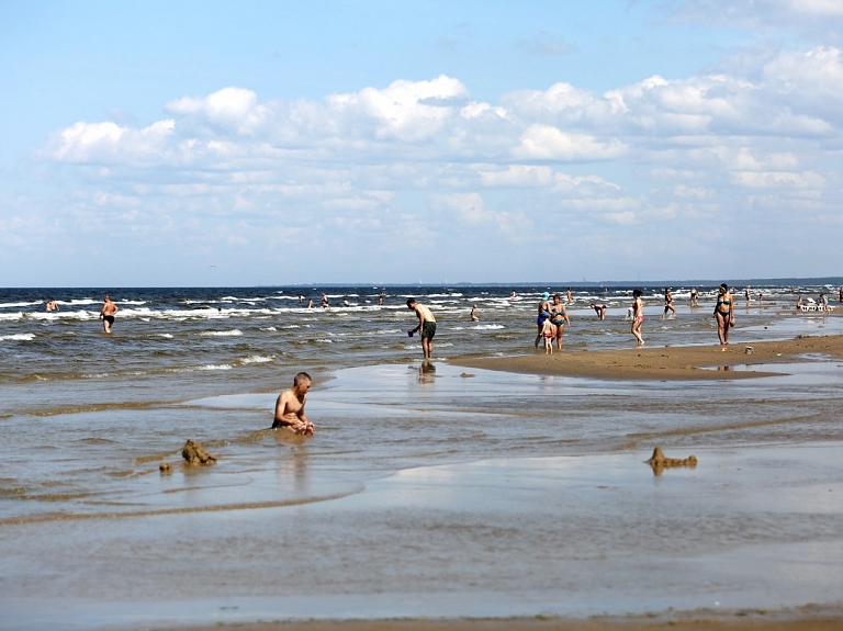 Ūdens temperatūra Jūrmalā paaugstinājusies līdz +23 grādiem