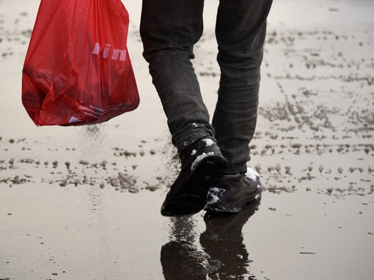 No nākamā gada veikalos vairs nebūs pieejami bezmaksas plastmasas maisiņi