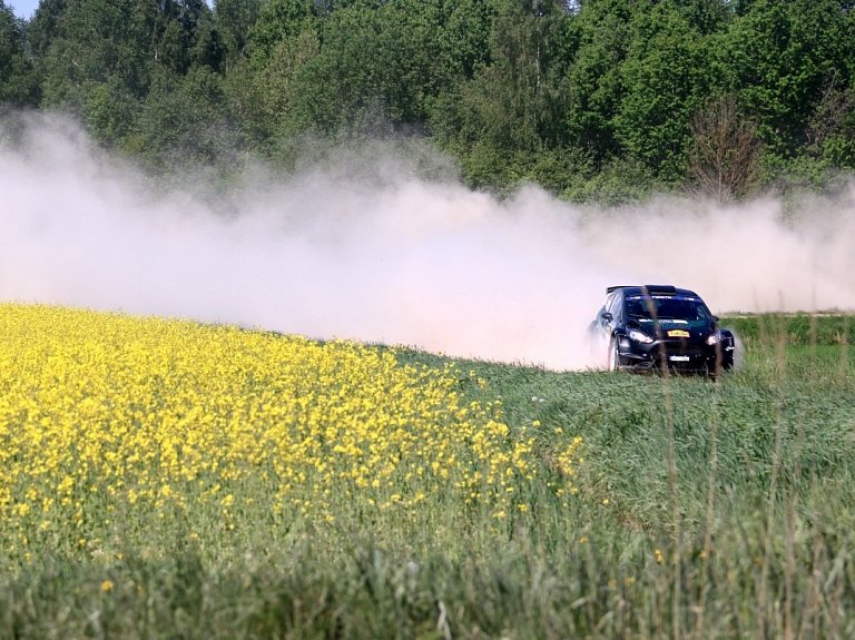 papildināta - Vidzemē divu ralliju automašīnu sadursmē cietuši četri Krievijas sportisti