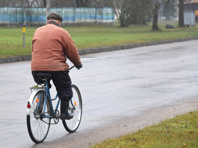 Ceļu satiksmes negadījumos cietuši trīs gājēji un velosipēdisti