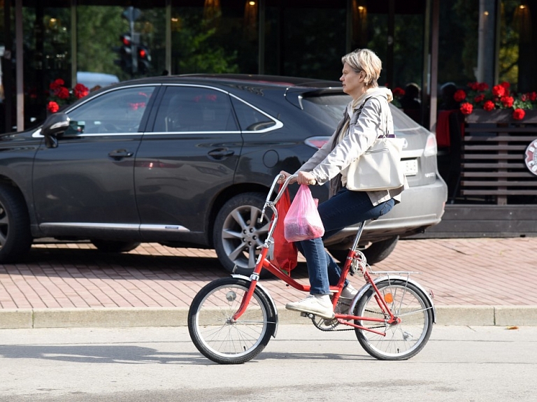 Ceļu satiksmes negadījumos cietuši pieci gājēji un astoņi velosipēdisti