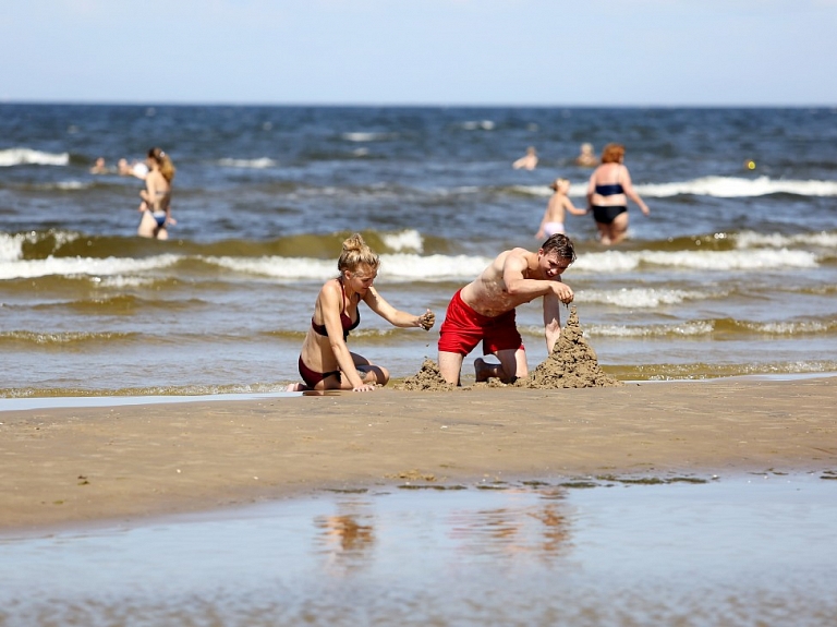 Rīgas peldvietās saglabājas līdz +25 grādiem silts ūdens