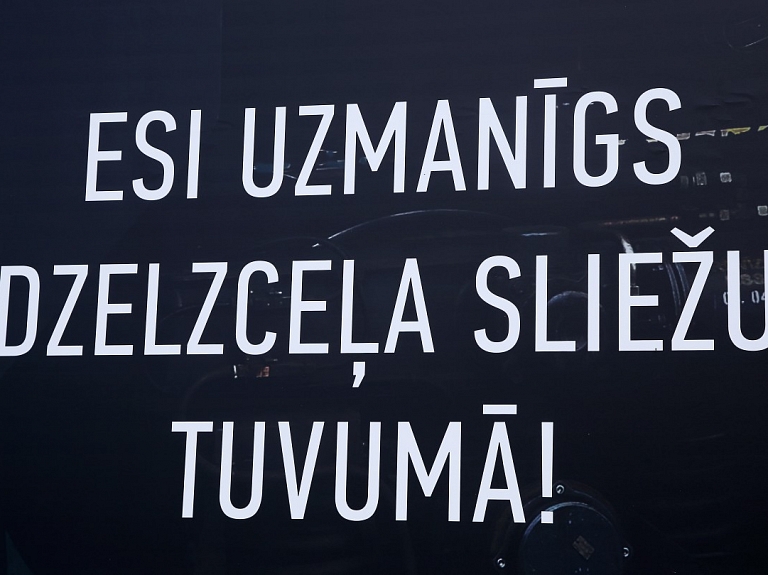 Vidzemē šonedēļ nedēļas laikā vilciens pārbraucis pāri diviem uz sliedēm aizmigušiem cilvēkiem, tos neskarot