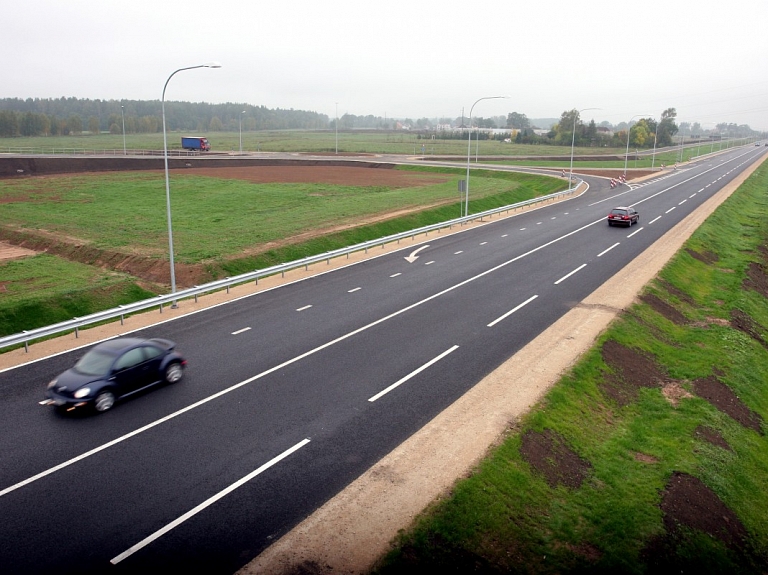 Brīdina par bīstamību uz autoceļiem karstuma dēļ