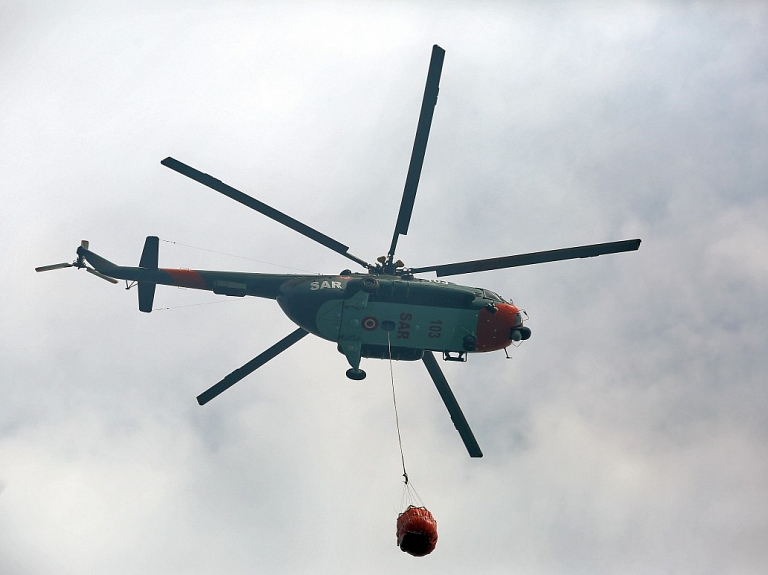 Valdgales kūdras ugunsgrēka dzēšanas darbos iesaistīsies viens Baltkrievijas helikopters