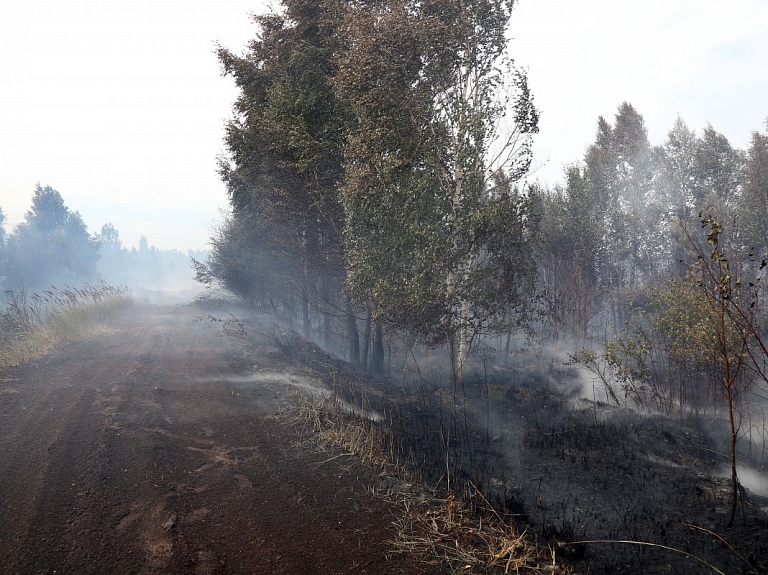 Valdgales ugunsgrēka dzēšanā vairs nav nepieciešama Baltkrievijas helikoptera palīdzība