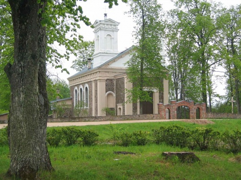 Pušmucovas Sv. Jaunavas Marijas pasludināšanas katoļu baznīca

