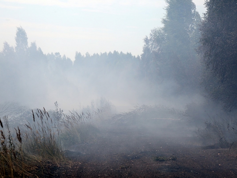 Sanāksmē spriedīs par Valdgales kūdras purva ugunsgrēka dzēšanas gaitu