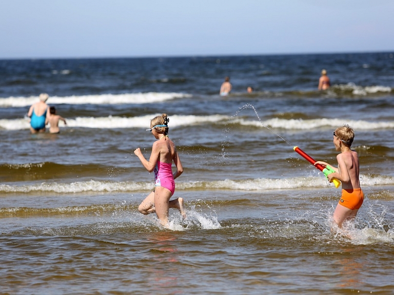 Jūlijs Latvijā bijis 2,4 grādus siltāks par normu, karstuma ziņā atpaliekot tikai no 2010.gada