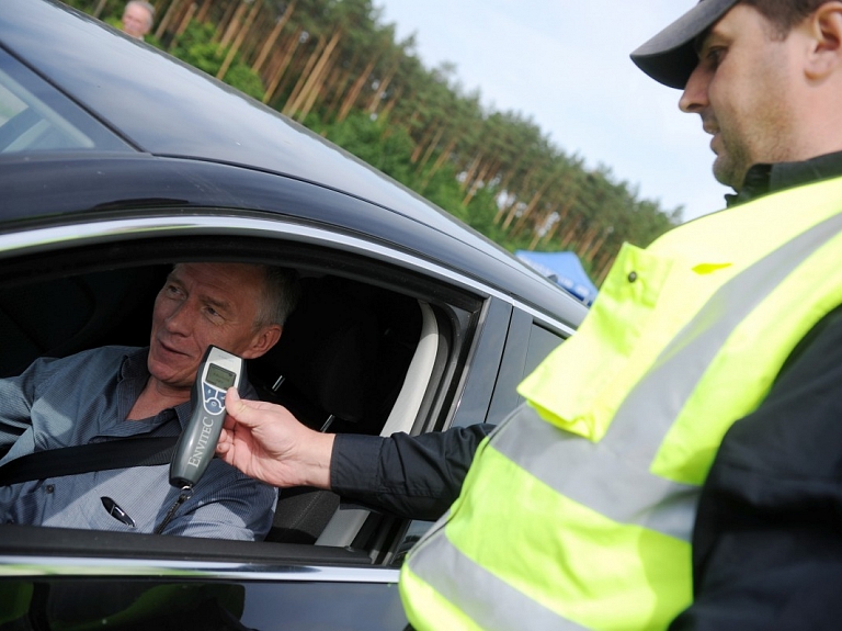 Diennakts laikā uz autoceļiem pieķerti desmit dzērājšoferi