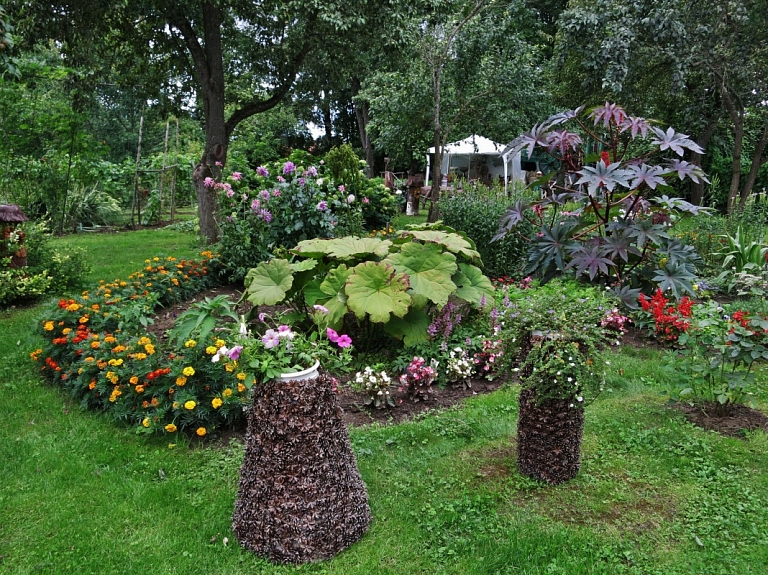 Cimdu un koka skulptūru dārzs