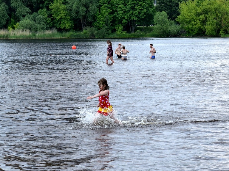 Ūdens temperatūra jūrā, upēs un ezeros tuvu +20 grādiem