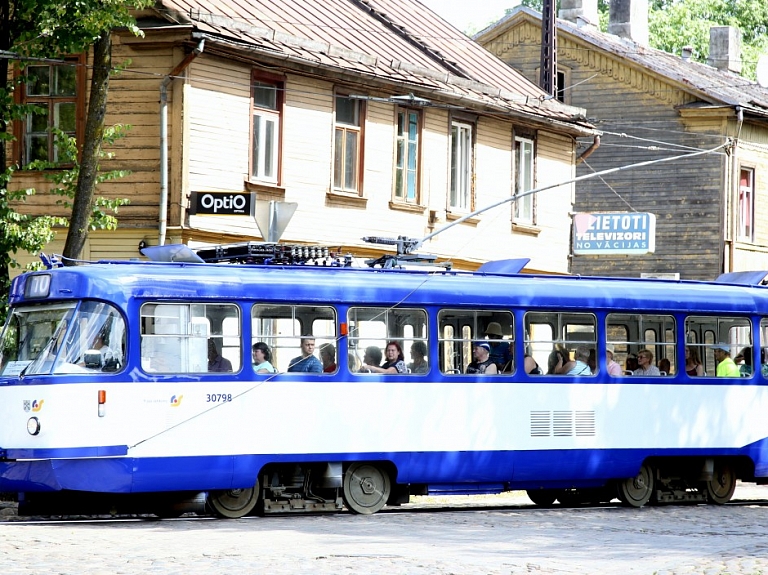 Rīgā tramvaja un vieglā transportlīdzekļa sadursmē cietis autovadītājs