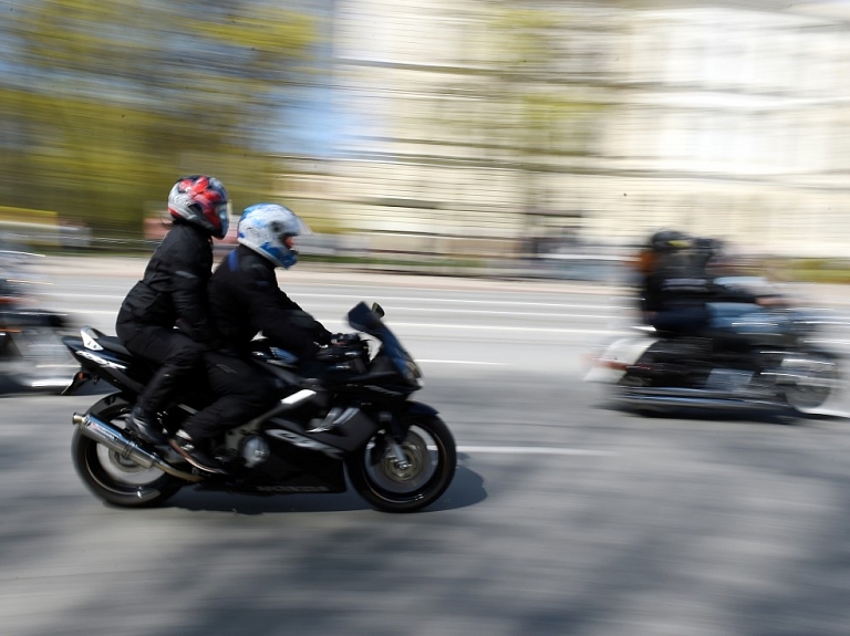 Vairākās īpaši aizsargājamās teritorijās konstatē ar motocikliem radītus zemsedzes bojājumus