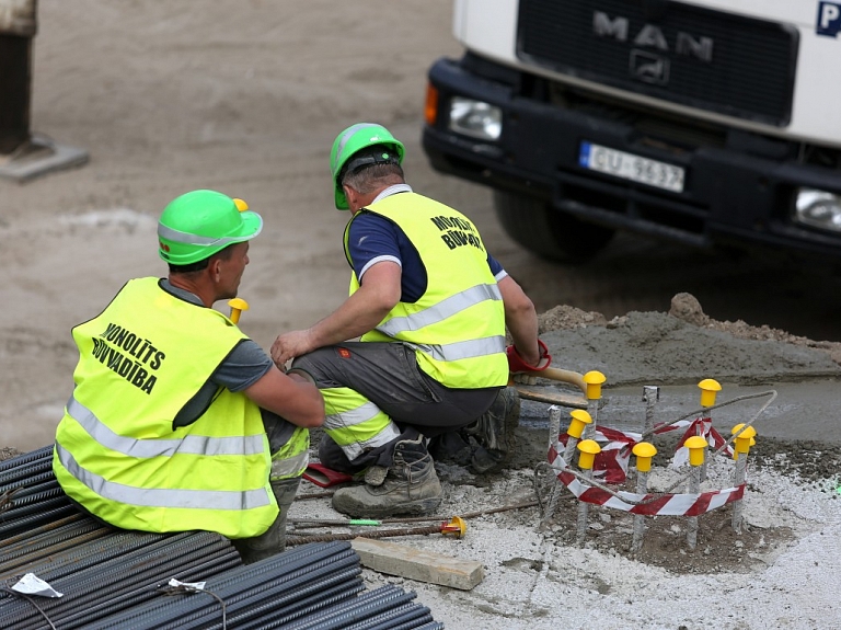 Atklāj defektus pirms diviem gadiem par 1,6 miljoniem eiro pārbūvētajā Mālkalnes prospektā Ogrē