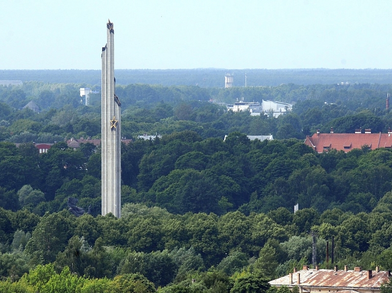 Tiesa izbeigusi administratīvo lietu par protestēšanu pret 9.maija pasākumiem pie Uzvaras pieminekļa