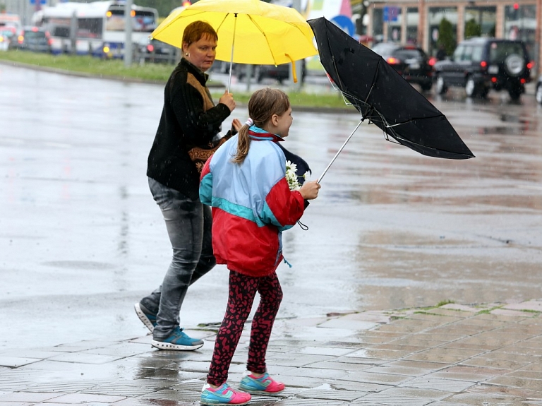 Sākot no dienvidrietumiem, piektdien daudzviet gaidāms lietus