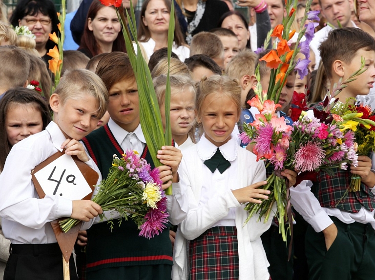 Latvijas skolās sākas jaunais mācību gads