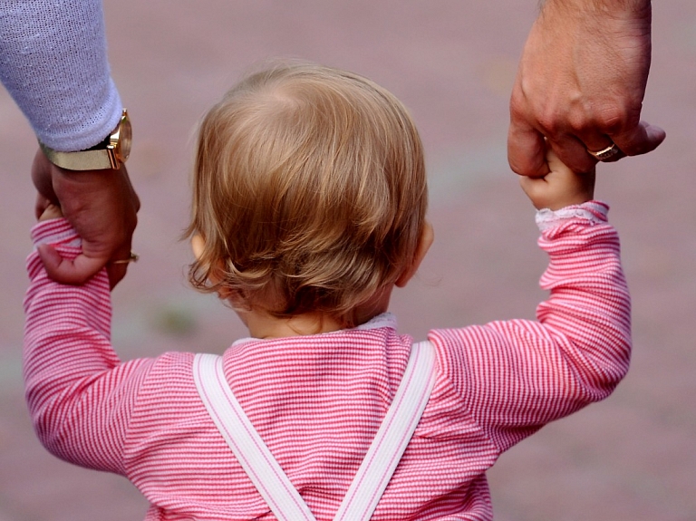 Trīs gadus vecs bērns ar piparu gāzi nejauši apdedzina mazā brāļa galvu