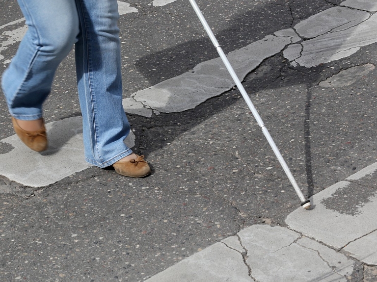 rīta 6.sept. - Cēsīs jaunieši ar redzes invaliditāti piedalīsies ģeolokācijas spēlē jeb slēpņos