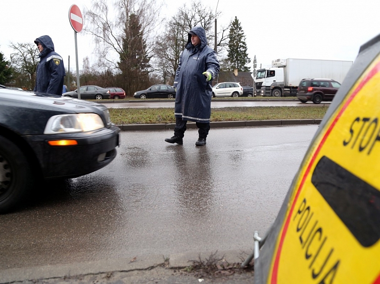 Alūksnes novadā atrasta automašīna ar Vācijā meklēšanā izsludinātu numura zīmi