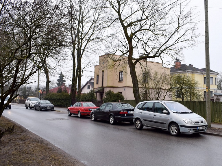 Valmierā automašīnām stingrāk kontrolēs atļautā stāvēšanas laika ievērošanu