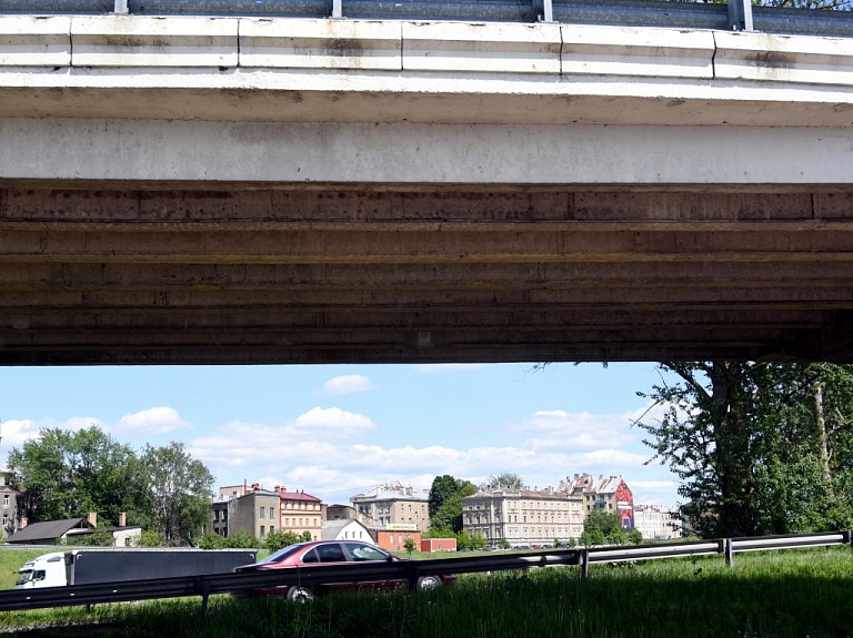 Rīgā no pirmdienas uz diviem mēnešiem būs jauni ierobežojumi uz Salu tilta