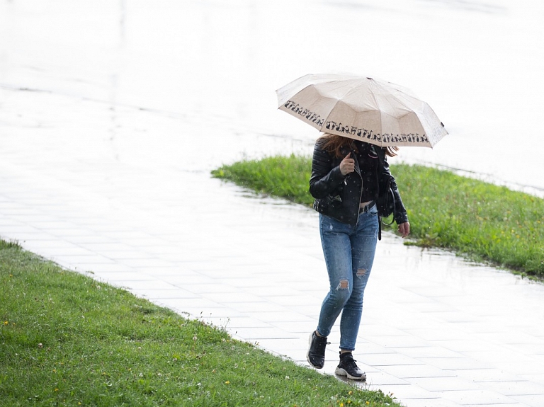 Turpmākajās dienās īslaicīgi līs un gaisa temperatūra būs mērena