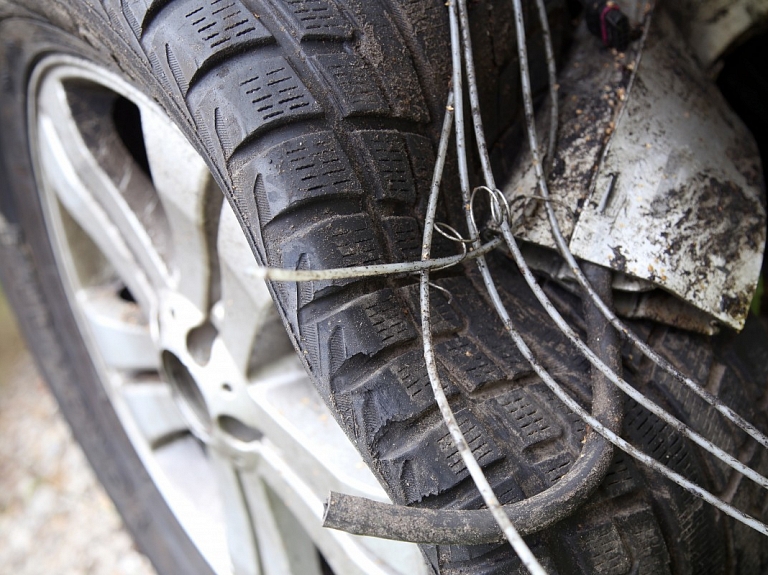 Trīs auto sadursmē Ozolnieku novadā cietusi sieviete