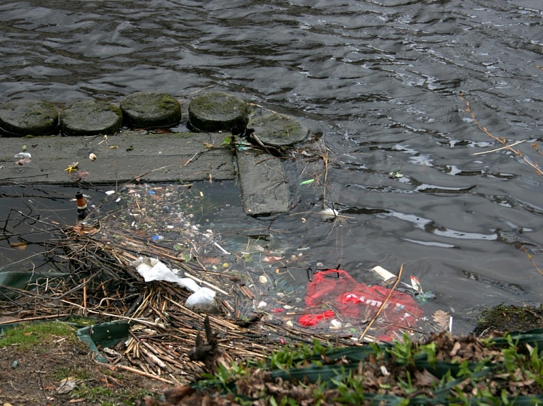 Piektdienas rītā Rīgā, vēja ietekmē ceļoties ūdens līmenim jūrā, iespējama zemāko vietu īslaicīga applūšana