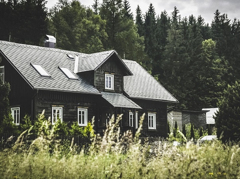 Lauku māja – kādas ir piemērotākās apkures krāsnis un kā par tām pareizi rūpēties?

