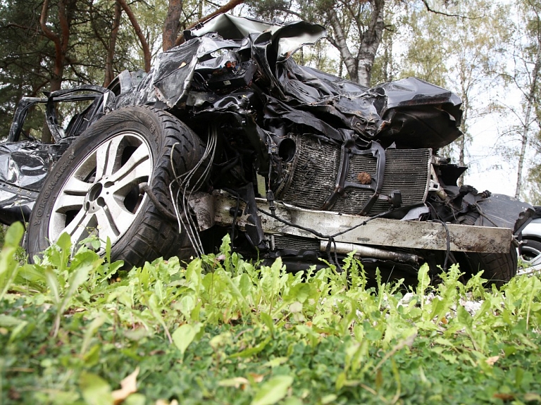 Vidzemes reģionā autovadītājs nāvējoši traumējis uz brauktuves gulošu cilvēku