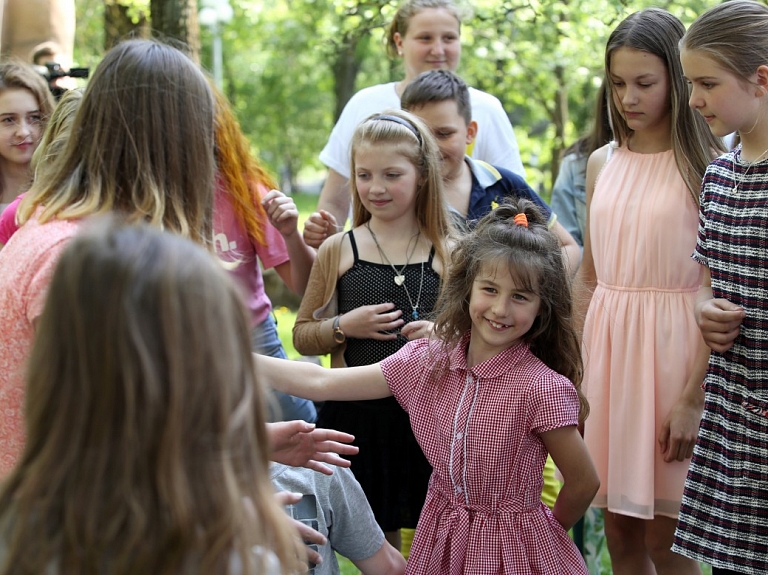 Ogres novada pašvaldība skolēnu rudens brīvlaikā aicina ģimenes uzņemt ukraiņu bērnus