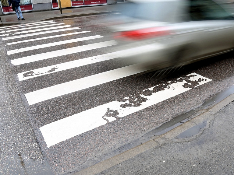 Autobusam ietriecoties pie gājēju pārejas stāvoša mašīnā, cietuši trīs cilvēki