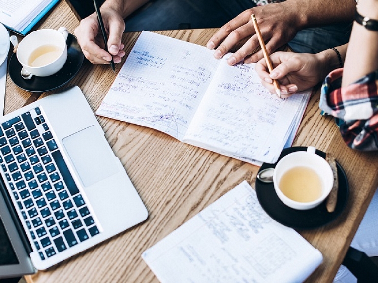 Kredīts internetā bez ķīlas: Jūsu iespēja aizņemties operatīvāk

