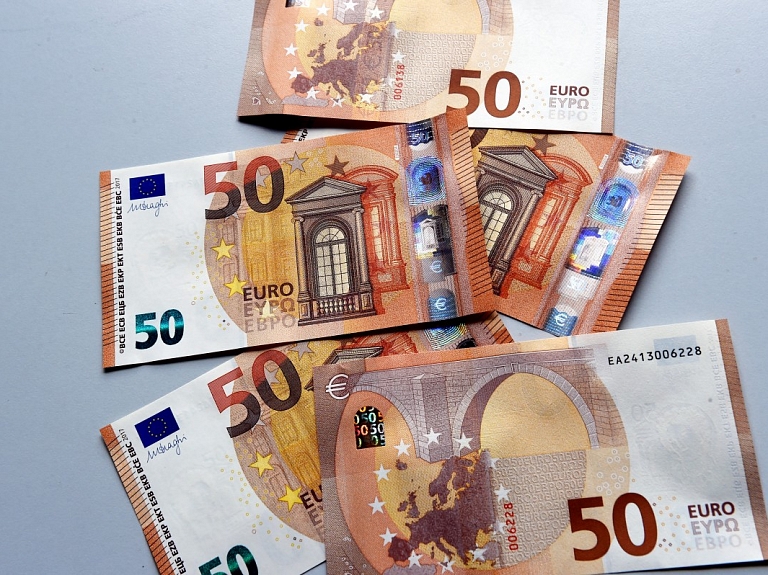 Jēkabpils pašvaldība vienojas par 500 eiro kompensāciju ar afišas staba demolētāju