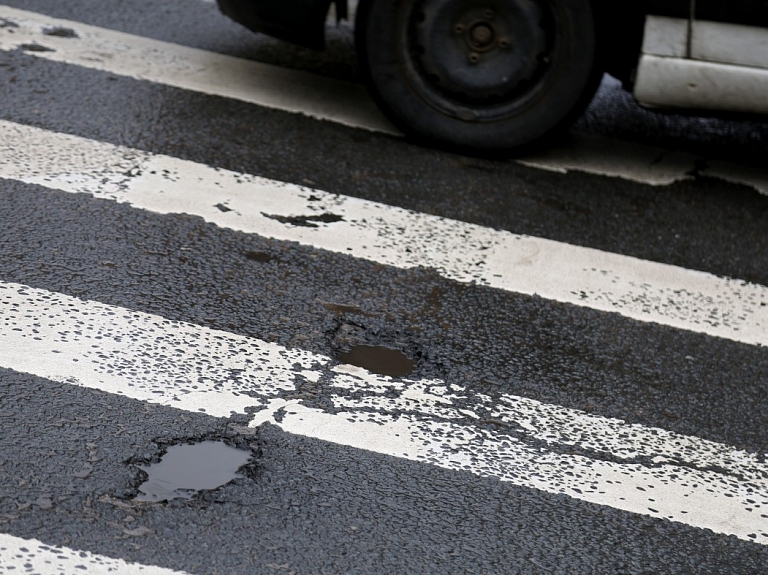 Autovadītājs pamet notikuma vietu pēc velosipēdista notriekšanas uz gājēju pārejas