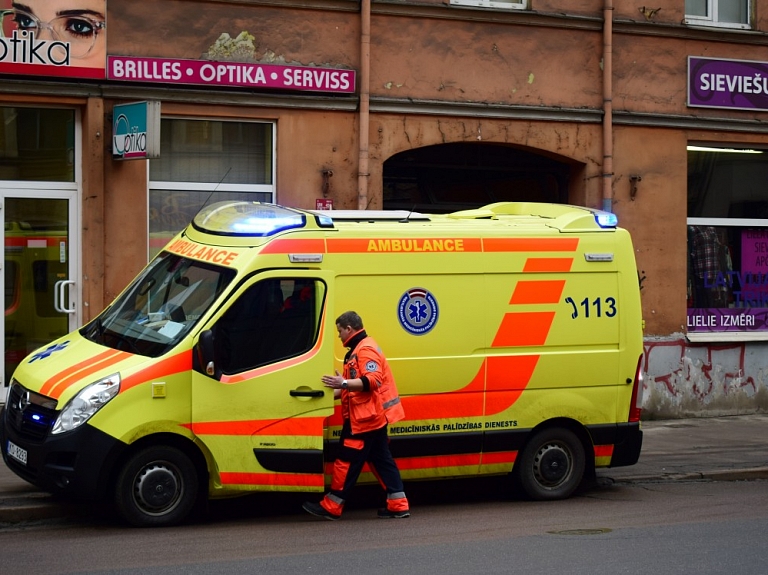 papildināta - Liepājā astoņgadīgs zēns ar traumām no baseina nogādāts slimnīcā