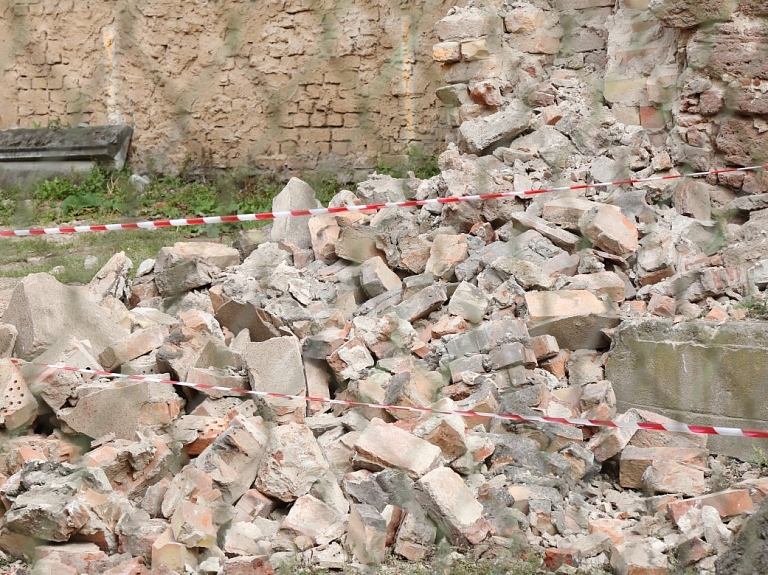 Saldus novadā par teju 19 000 eiro nojauc daudzdzīvokļu ēkas graustu Rubas ciemā