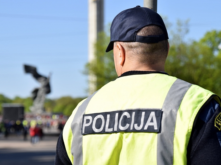 Ātruma pārsniegšanā pieķerts autovadītājs mēģina piekukuļot policistu ar 20 eiro