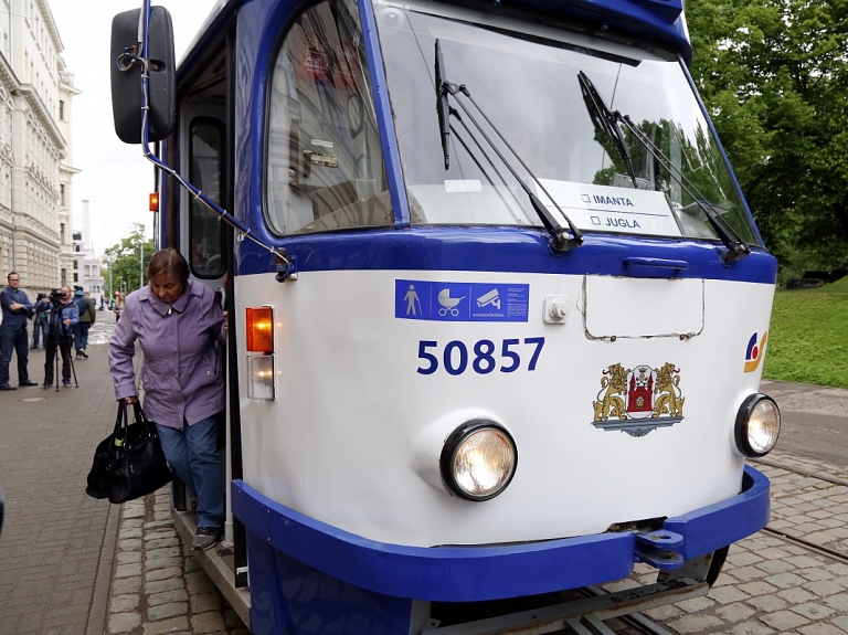 "Rīgas satiksme" divās izsolēs cer pārdot vairākus desmitus nolietoto transportlīdzekļu