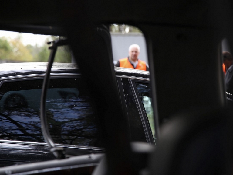 Limbažu novadā autovadītāja uzbrauc pa ceļa vidu ejošai sievietei