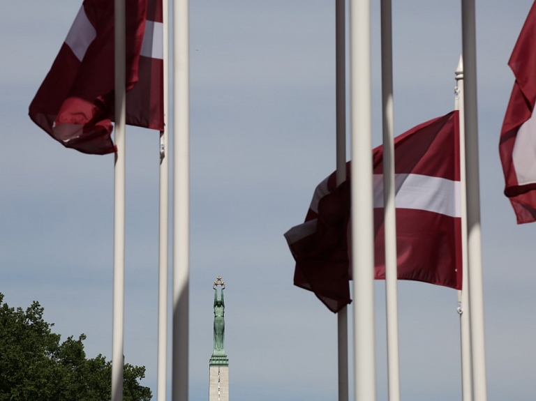 "Rīgas meži" dārznieki pie Brīvības pieminekļa izveidojuši vides objektu - veltījumu Latvijas simtgadei