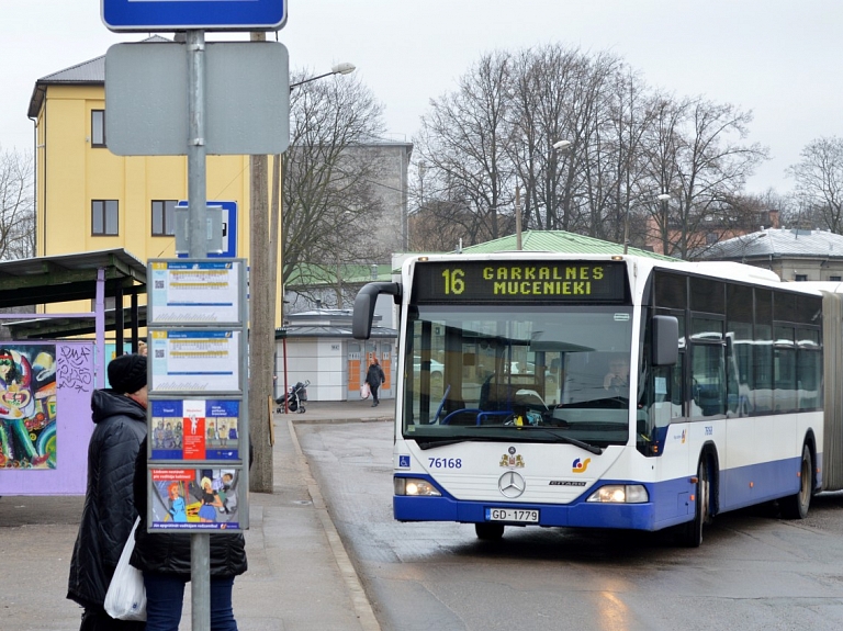 Rīgas sabiedriskajā transportā oktobrī pieķerti par 37,7% vairāk bezbiļetnieku nekā mēnesi iepriekš