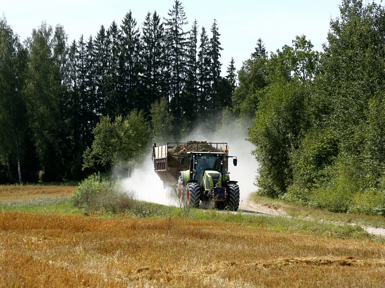 Apes novads par 24 000 eiro iegādāsies traktoru ar aprīkojumu