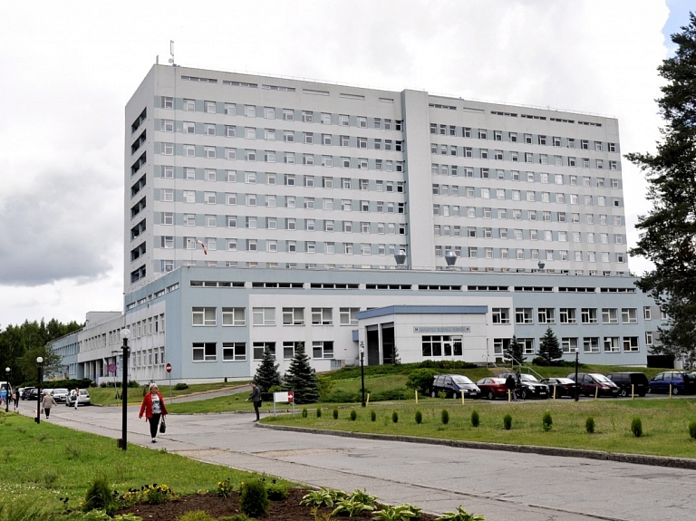 Pašvaldība Daugavpils slimnīcai darbinieku algu un prēmiju izmaksai piešķir 370 000 eiro
