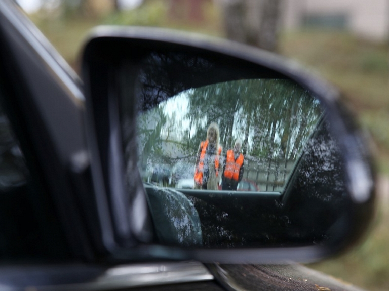 Alūksnes novadā autovadītājs traumē velosipēdisti un pats viņu nogādā slimnīcā