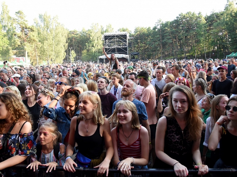 papildināta - Festivālu "Positivus" saīsina līdz divām dienām; tajā uzstāsies "The 1975" un "Cut/Copy"