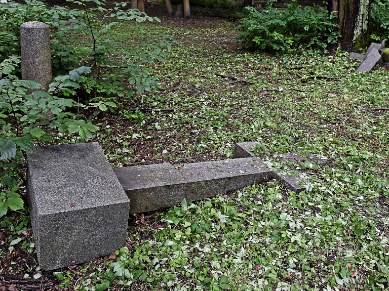 Par Jēkabpils kapu apgānīšanu var draudēt piecu gadu cietumsods