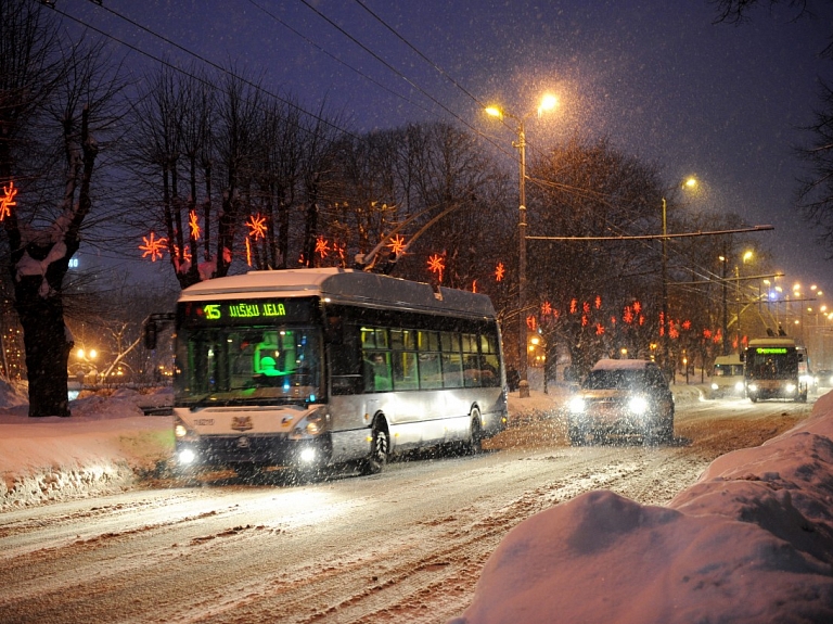 Snigšanas dēļ sabiedriskais transports Rīgā var kavēties līdz 15 minūtēm